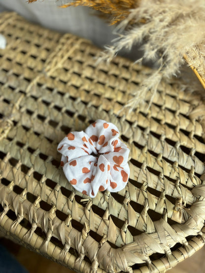 scrunchie blanc avec coeur rouge accessoire cheveux