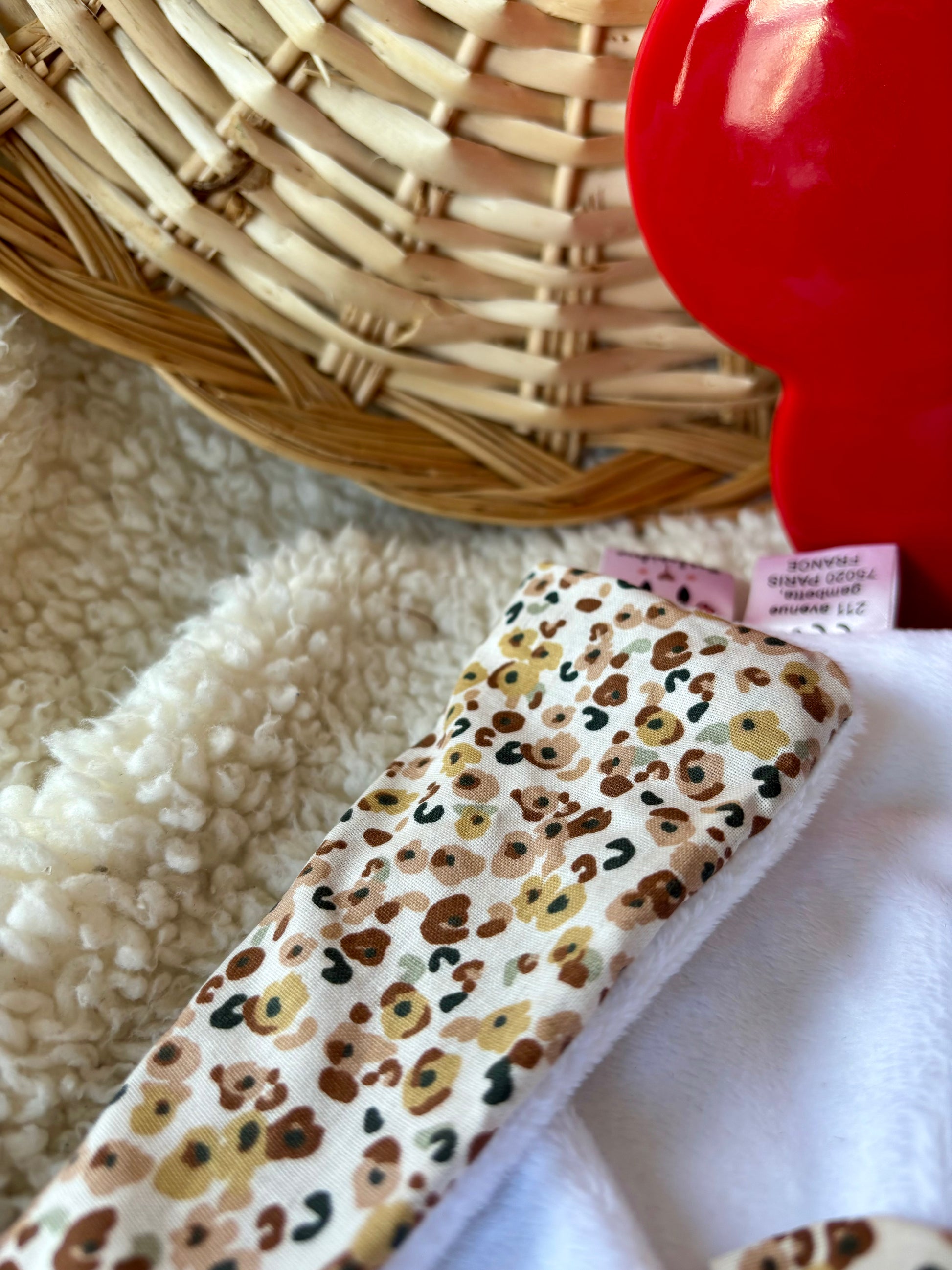 details tissus leopard du doudou panda