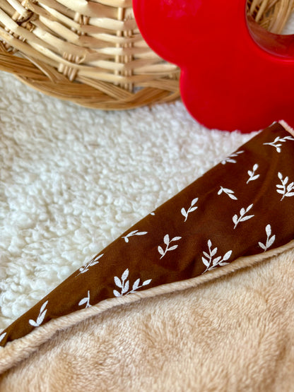 details du tissus du doudou ourson camel 