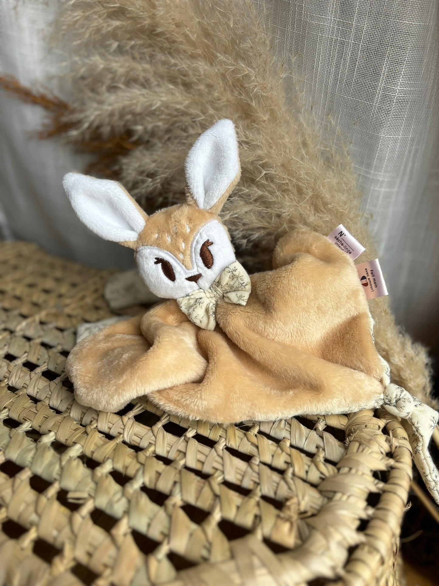 doudou biche feuillage ecru avec petite noeud autour du cou