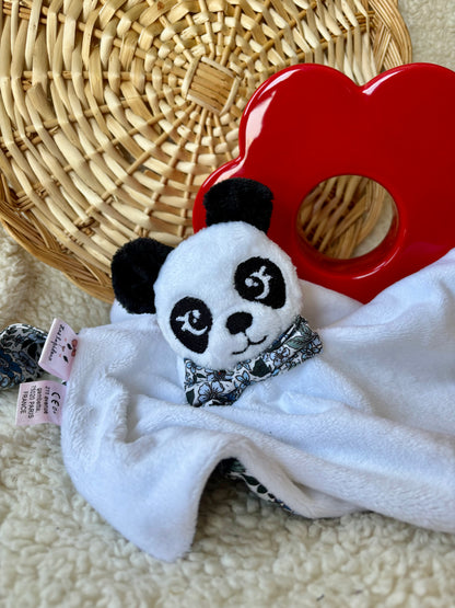 Doudou panda confectionné en france avec un tissus fleuri bleu