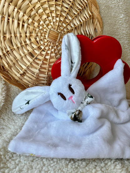 doudou "lapidoux" fourrure blanche avec tissus feuillage lapin et biche.