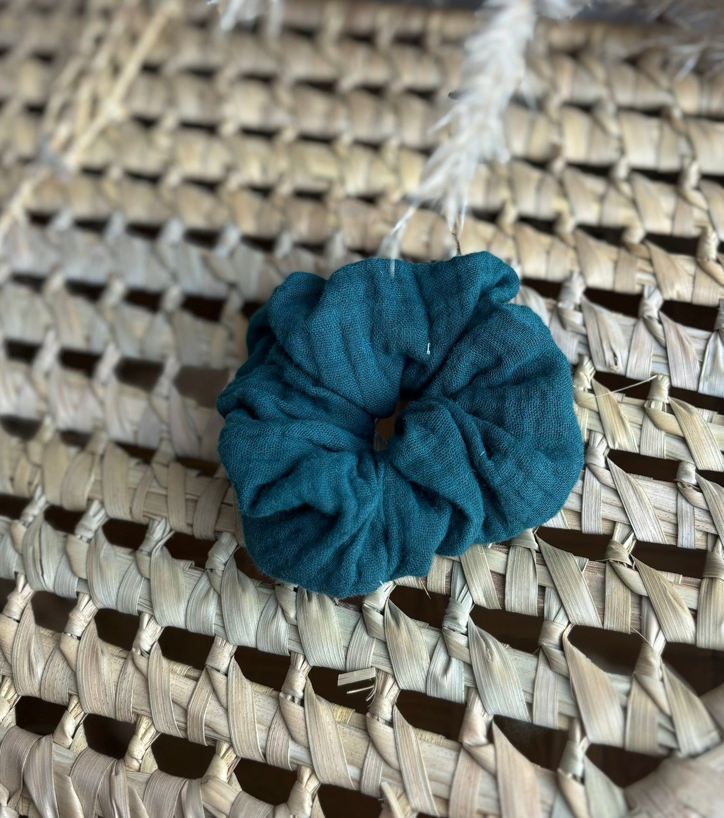 accesoire cheveux tel un elastique scrunchie en tissus bleu 